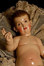 Niño Jesús de cuna realizado en madera policromada por el escultor Juan Alberto Pérez Rojas