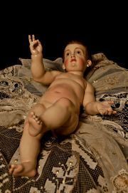 Escultura sacra del Niño Jesús tallada en madera de cedro