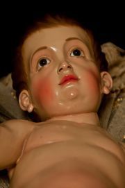 Detalle del rostro de la escultura del niño Jesús de cuna