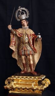 Vista de la escultura de San Fernando en madera de cedro policromada y estofada