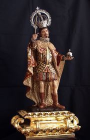 Figura clásica de san Fernando con sus atributos regios