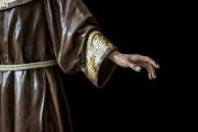 Gesto de protección del santo de Asís