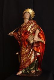 Escultura de San Juan Evangelista realizada por Juan Alberto Pérez Rojas en madera de caoba policromada.