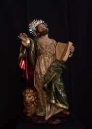 San Marcos Evangelista tallado en caoba policromada y estofada