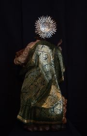 Detalle del estofado del manto realizado al temple sobre oro de ley