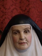 Primer plano y detalle de la policromía en el rostro de Santa Ángela de la Cruz, imaginería contemporánea