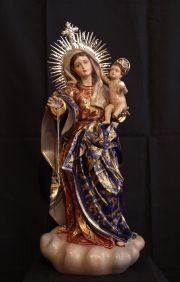 Imagen completa de la Virgen del Rosario con el Niño Jesús.
