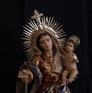 Detalle del rostro de la Virgen del Rosario con el Niño Jesús en brazos