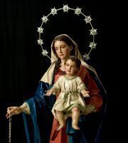 Vista lateral de Nuestra Señora del Rosario con el Niño Jesús