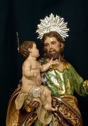El Niño Jesús sujeta en su mano derecha el escapulario del Carmen