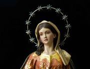 Reina de la Familia, imagen en madera de cedro estofada y policromada