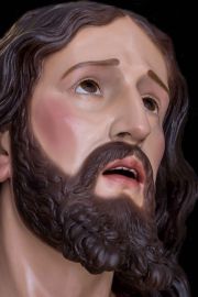 La expresividad de la mirada de la escultura de Cristo en oración