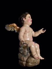 Ángel pasionario portando uno de los "arma chirsti"
