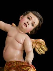 Detalle de la expresión amable del ángel mancebo