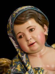 Detalle del rostro del ángel que se cubre parcialmente la cabeza