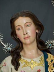 Detalle del rostro de la Virgen Inmaculada, una escultura religiosa contemporánea