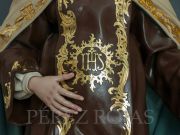 Detalle del la ornamentación barroca del escapulario de la Virgen del Carmen