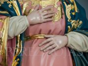 Gesto de delicadeza de las manos en el vientre de Nuestra Señora