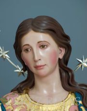 Detalle del rostro juvenil de la Virgen