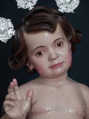 Delicado rostro de niño Jesús triunfante