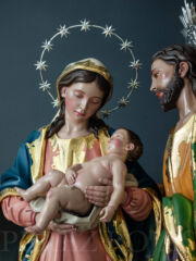 Virgen María con el Niño Jesús ante la atenta mirada de San José