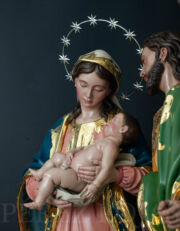 Virgen María sosteniendo al Niño Jesús