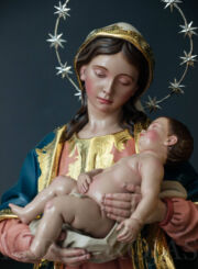 Detalle de la ternura de la Virgen María acunando al Niño Jesús