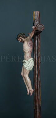 Perfil izquierdo de la escultura de Cristo muerto en la cruz