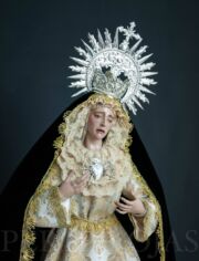 Virgen de los Dolores vestida al estilo clásico sevillano